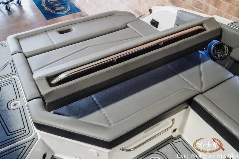 Slide: The Image of Cobalt R8 Surf 2025 - 23