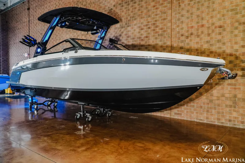 Slide: The Image of Cobalt R8 Surf 2025 - 3