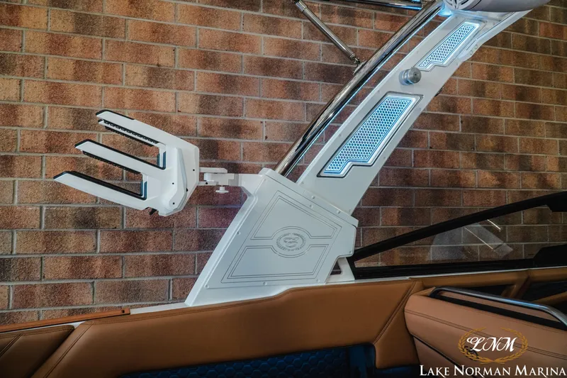 Slide: The Image of Cobalt R8 Surf 2025 - 22