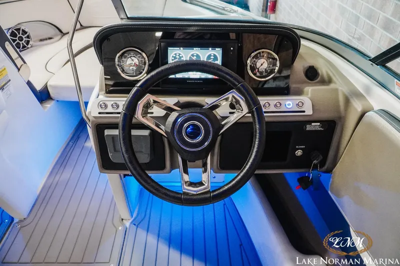 Slide: The Image of Crownline Boats 220 SURF 2022 - 10