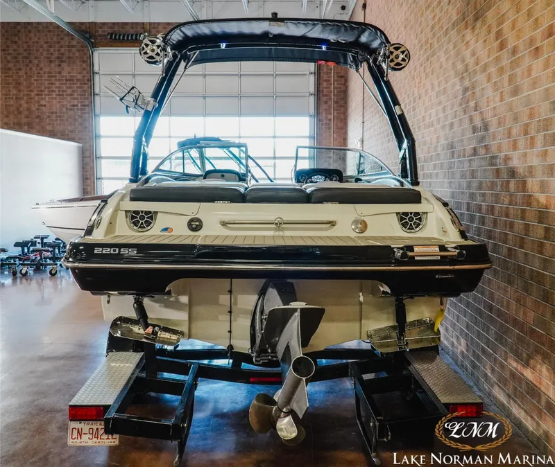 Slide: The Image of Crownline Boats 220 SURF 2022 - 4