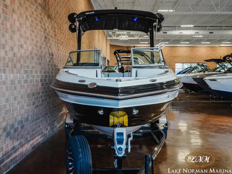 Slide: The Image of Crownline Boats 220 SURF 2022 - 6