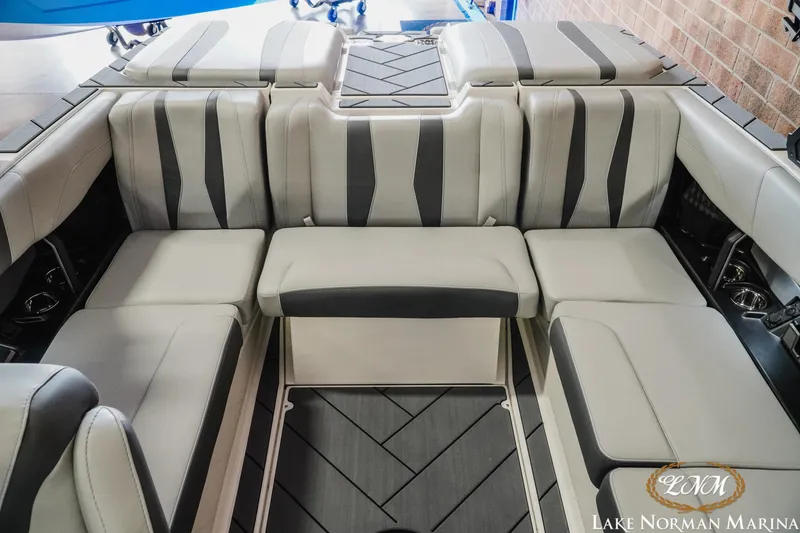 Slide: The Image of Malibu Wakesetter 22 LSV 2025 - 17