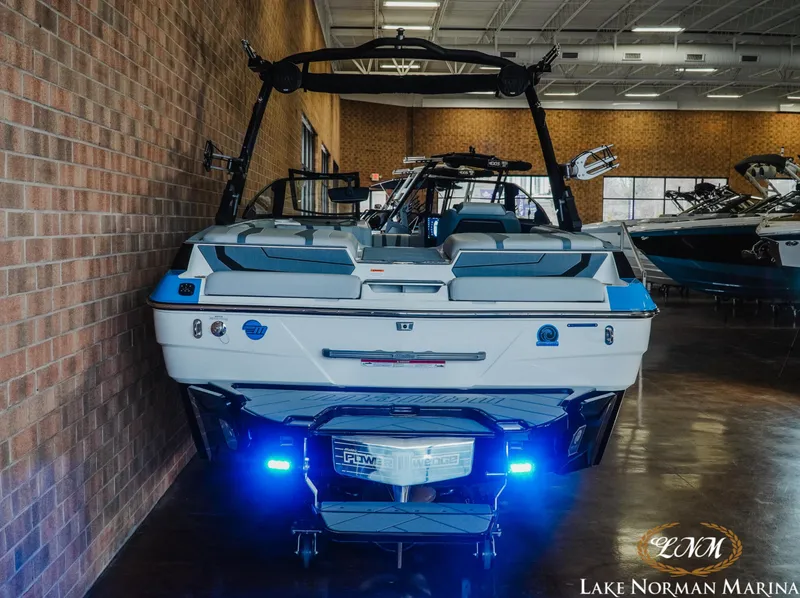 Slide: The Image of Malibu Wakesetter 22 LSV 2025 - 8