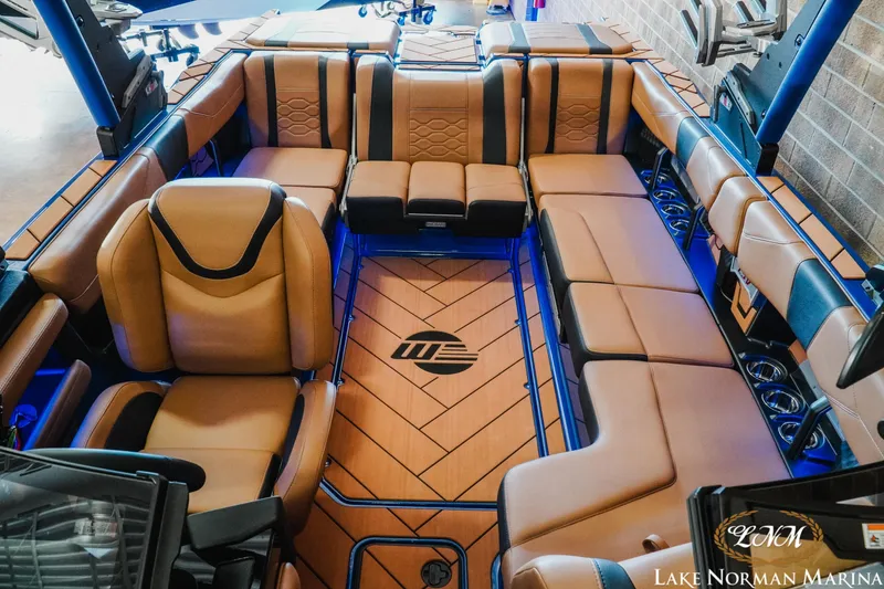 Slide: The Image of Malibu Wakesetter 23 LSV 2025 - 14