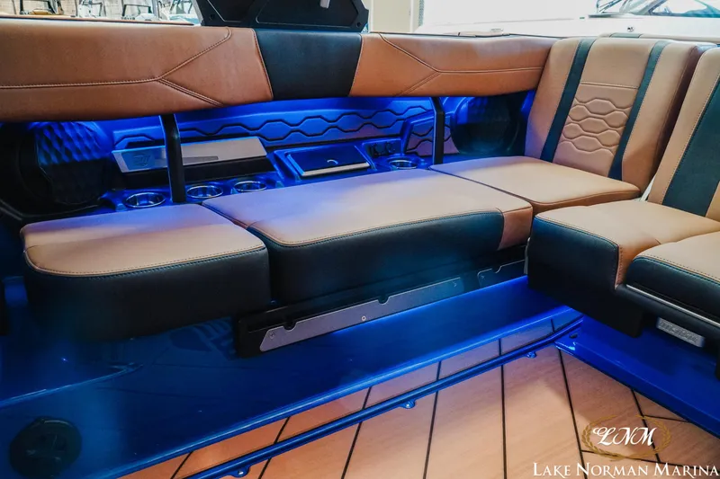 Slide: The Image of Malibu Wakesetter 23 LSV 2025 - 17