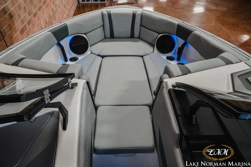 Slide: The Image of Malibu Wakesetter 23 LSV 2025 - 13