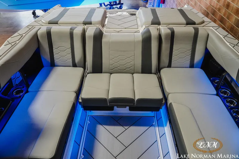 Slide: The Image of Malibu Wakesetter 23 LSV 2025 - 16