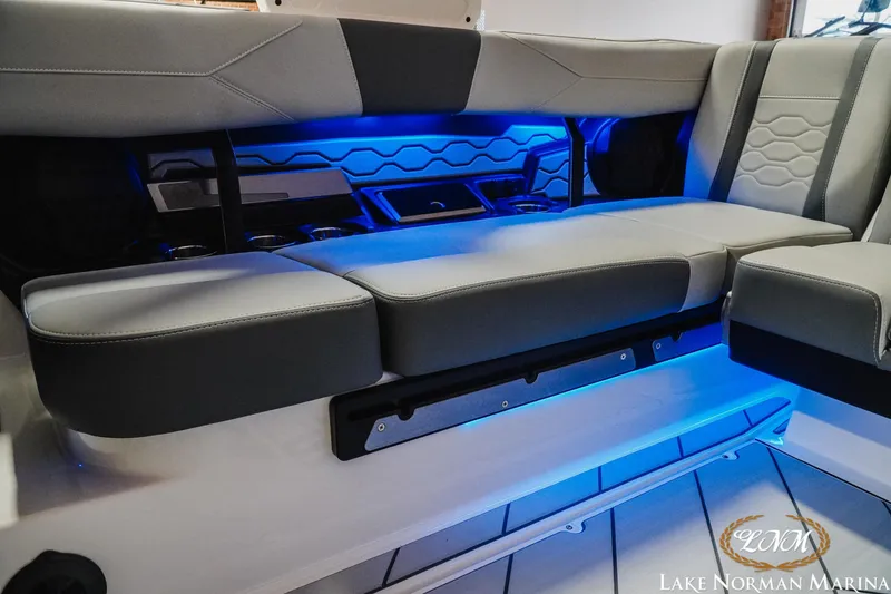 Slide: The Image of Malibu Wakesetter 23 LSV 2025 - 17