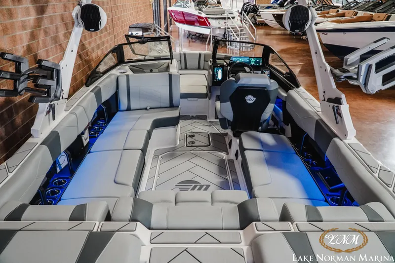 Slide: The Image of Malibu Wakesetter 23 LSV 2025 - 8