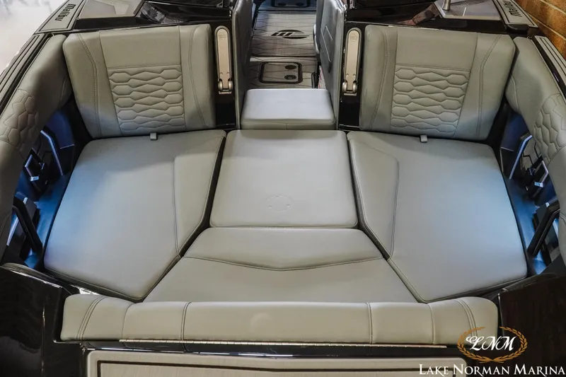 Slide: The Image of Malibu Wakesetter 24 MXZ 2025 - 16