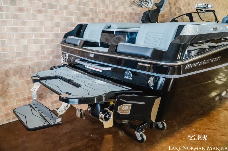 Slide: The Image of Malibu Wakesetter 24 MXZ 2025 - 6
