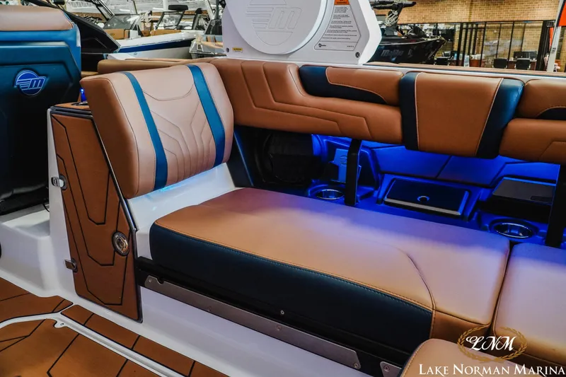 Slide: The Image of Malibu Wakesetter 25 LSV 2025 - 14