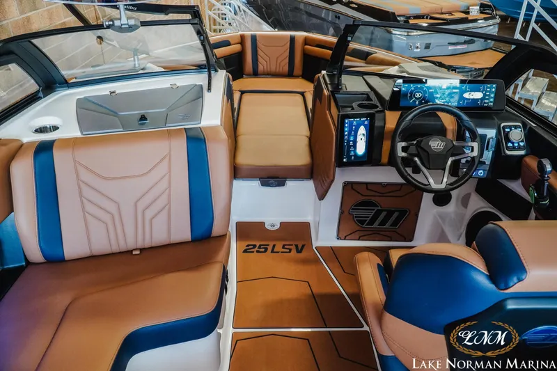 Slide: The Image of Malibu Wakesetter 25 LSV 2025 - 17