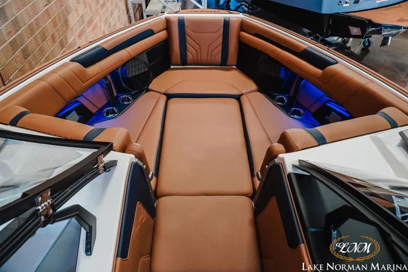 Slide: The Image of Malibu Wakesetter 25 LSV 2025 - 20