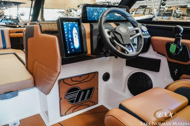 Slide: The Image of Malibu Wakesetter 25 LSV 2025 - 25