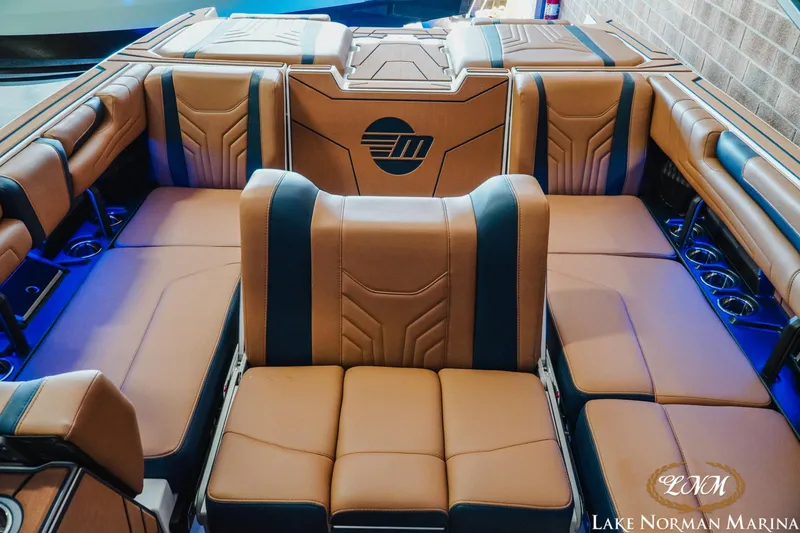 Slide: The Image of Malibu Wakesetter 25 LSV 2025 - 26