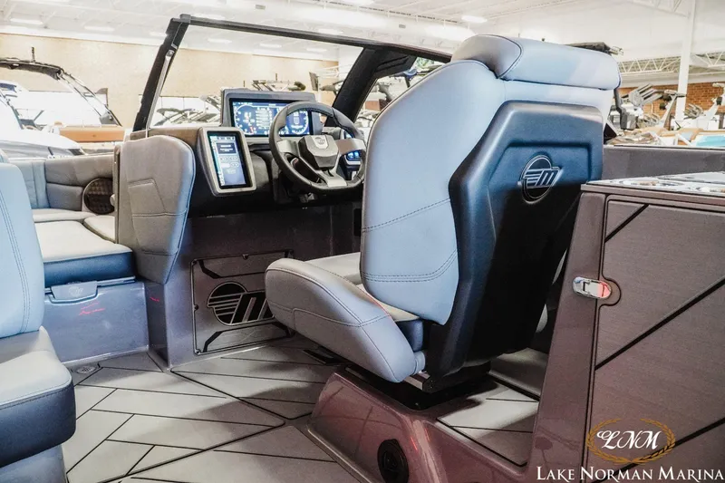 Slide: The Image of Malibu 25 LSV 2024 - 10