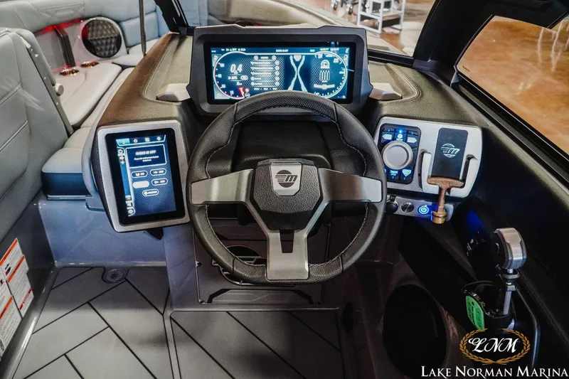 Slide: The Image of Malibu 25 LSV 2024 - 11