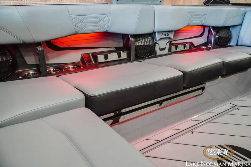 Slide: The Image of Malibu 25 LSV 2024 - 13