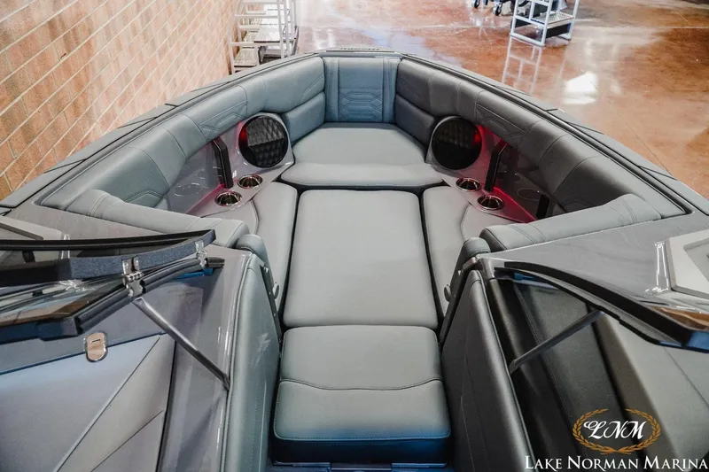 Slide: The Image of Malibu 25 LSV 2024 - 14