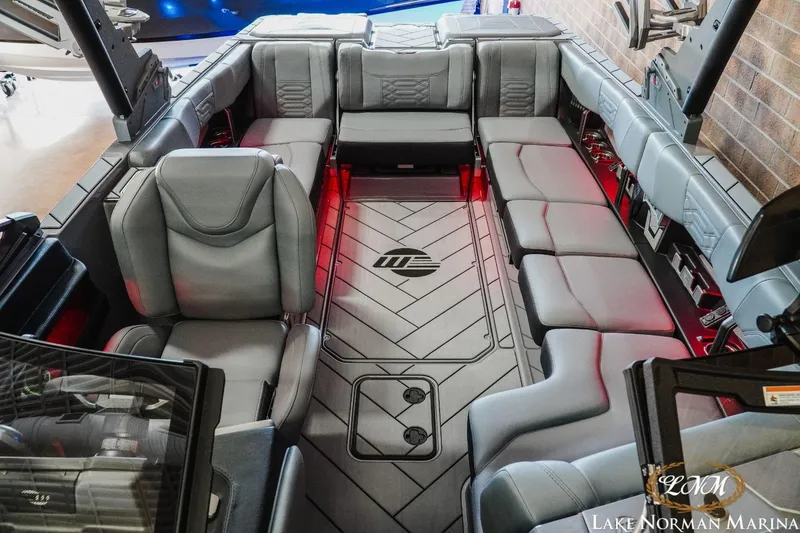 Slide: The Image of Malibu 25 LSV 2024 - 16