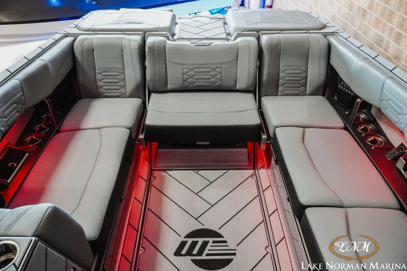 Slide: The Image of Malibu 25 LSV 2024 - 17