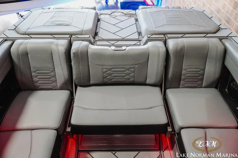 Slide: The Image of Malibu 25 LSV 2024 - 19