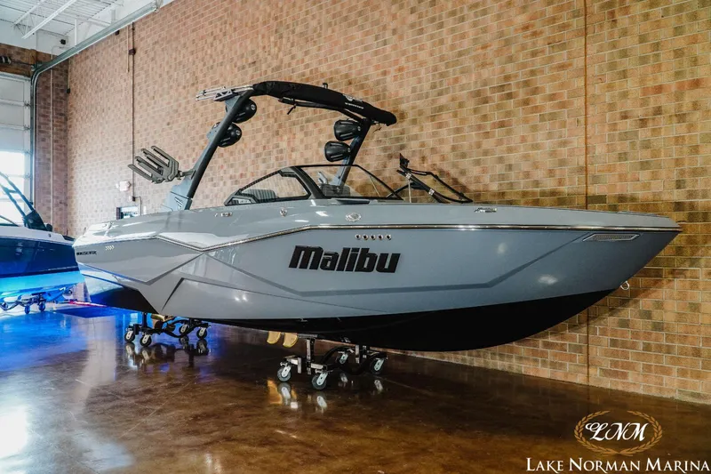 Slide: The Image of Malibu 25 LSV 2024 - 3