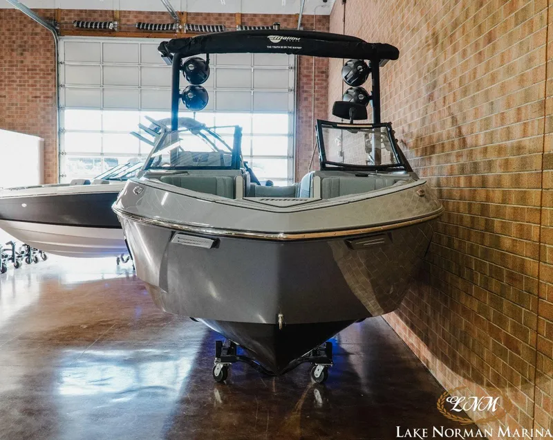 Slide: The Image of Malibu 25 LSV 2024 - 4