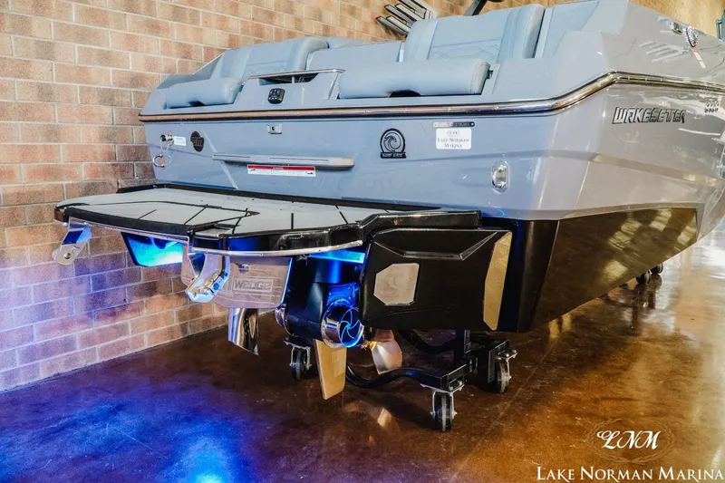 Slide: The Image of Malibu 25 LSV 2024 - 6