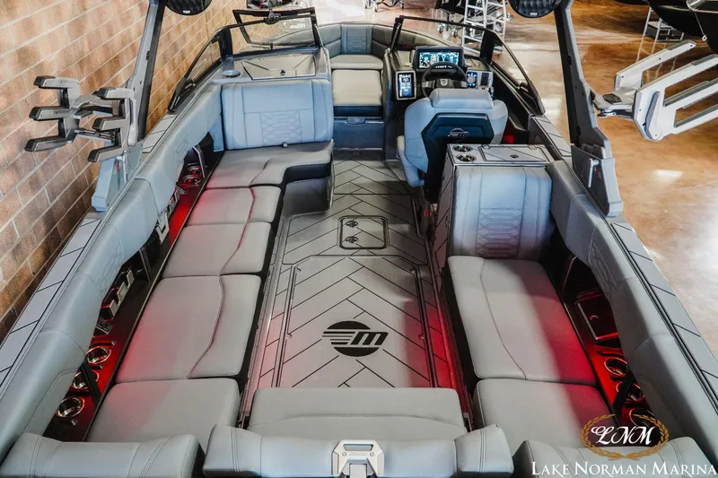 Slide: The Image of Malibu 25 LSV 2024 - 7