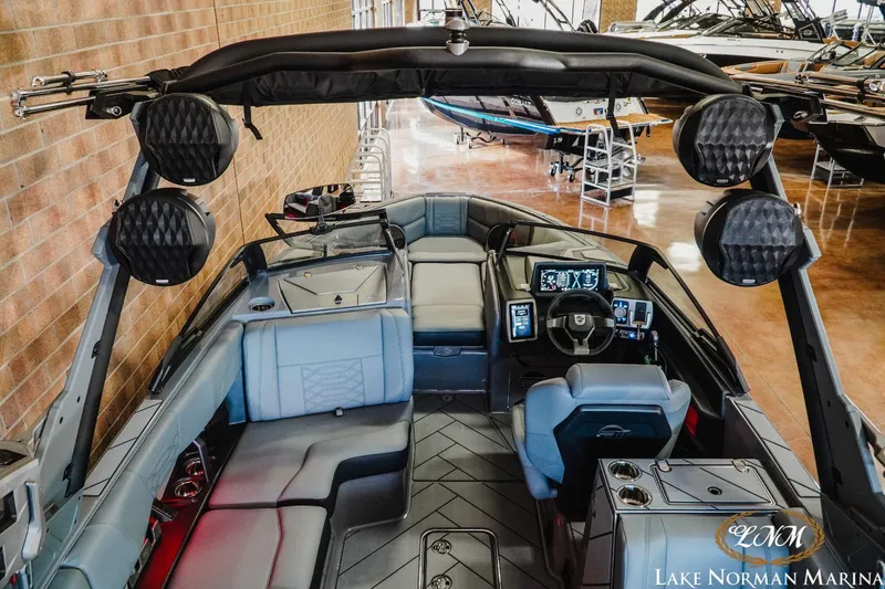 Slide: The Image of Malibu 25 LSV 2024 - 8