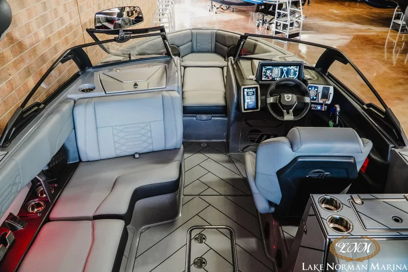 Slide: The Image of Malibu 25 LSV 2024 - 9