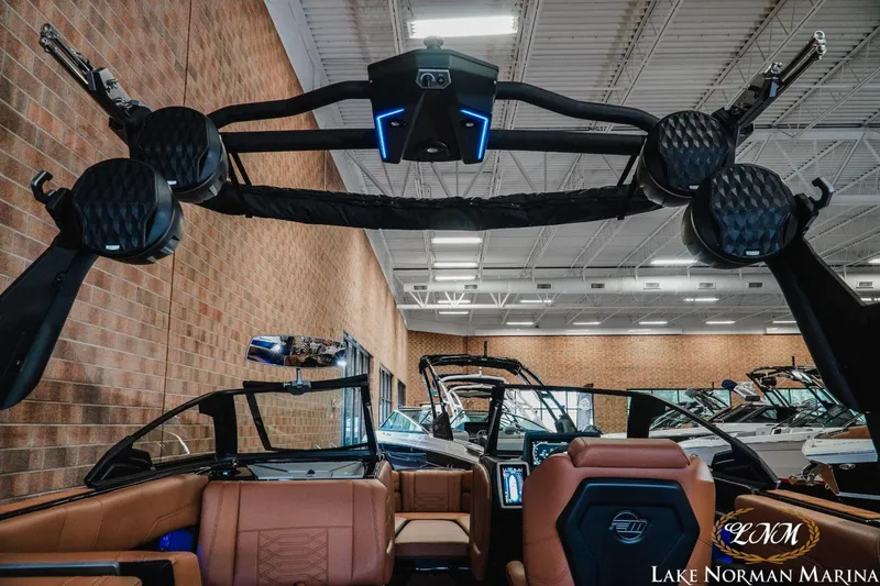 Slide: The Image of Malibu 26 LSV 2024 - 10