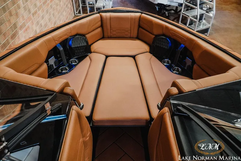 Slide: The Image of Malibu 26 LSV 2024 - 14