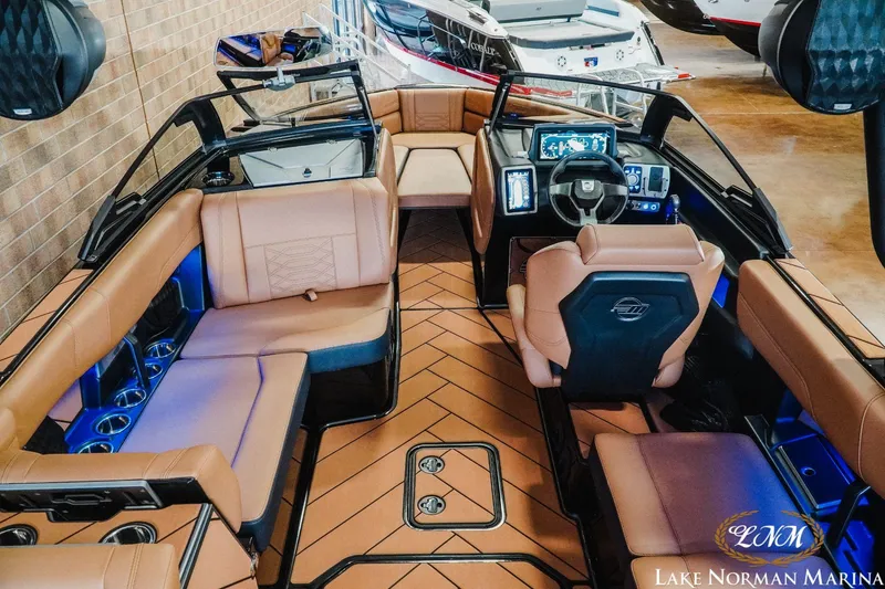 Slide: The Image of Malibu 26 LSV 2024 - 9