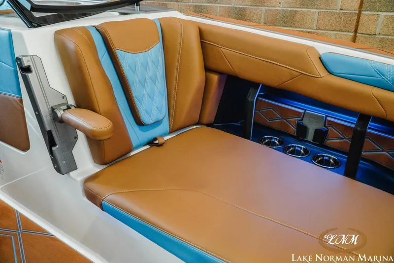 Slide: The Image of Malibu M230 2025 - 27