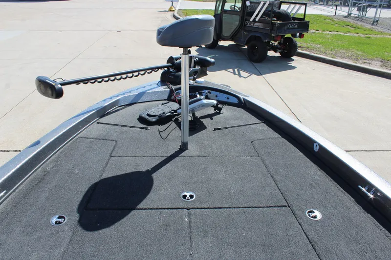 Slide: The Image of 2005 Nitro 901 CDX boat deck with trolling motor and seat, parked on concrete. - 15