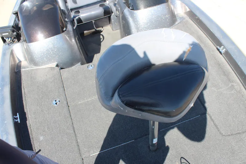 Slide: The Image of 2005 Nitro 901 CDX boat seat on deck, showing wear and shadow. - 19