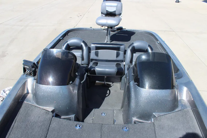 Slide: The Image of 2005 Nitro 901 CDX boat interior with dual consoles and seating. - 20