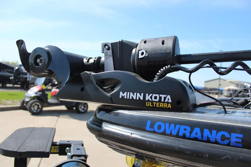 Slide: The Image of Minn Kota Ulterra motor on Nitro 901 CDX boat, featuring Lowrance technology, 2005 model. - 25