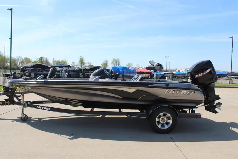 Slide: The Image of 2005 Nitro 901 CDX boat on trailer, side view, outdoors, clear sky. - 5
