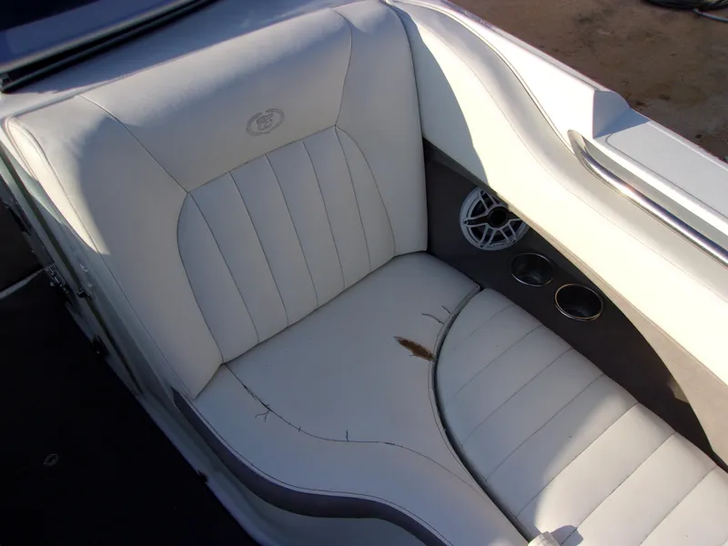 Slide: The Image of 2004 Cobalt 240SD boat seat with white upholstery and cup holders. - 16
