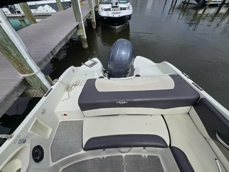 Slide: The Image of Stingray Boat Company 234LR 2017 - 7