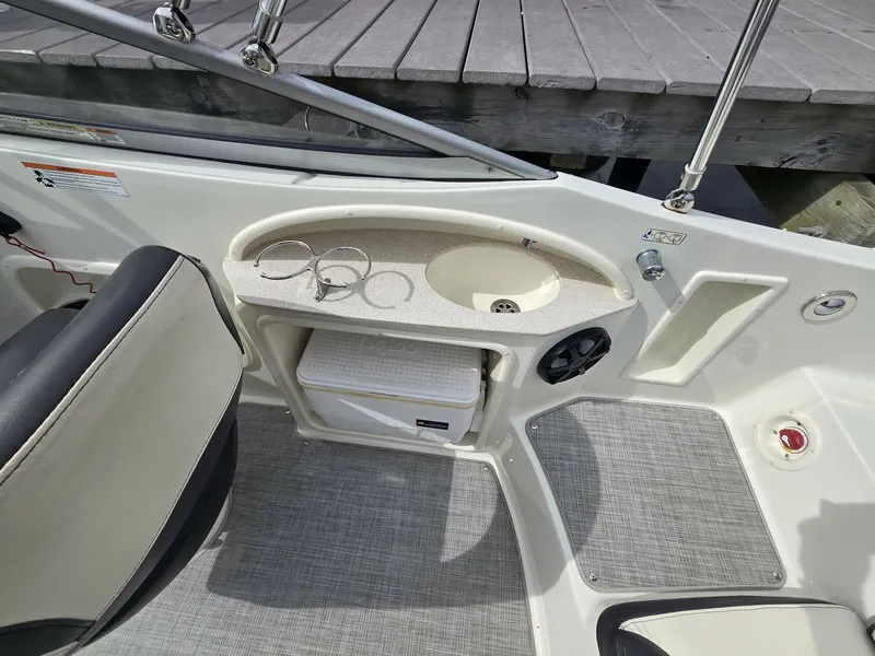 Slide: The Image of Stingray Boat Company 234LR 2017 - 9