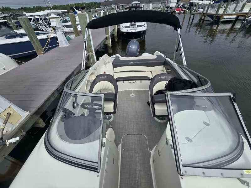 Slide: The Image of Stingray Boat Company 234LR 2017 - 6