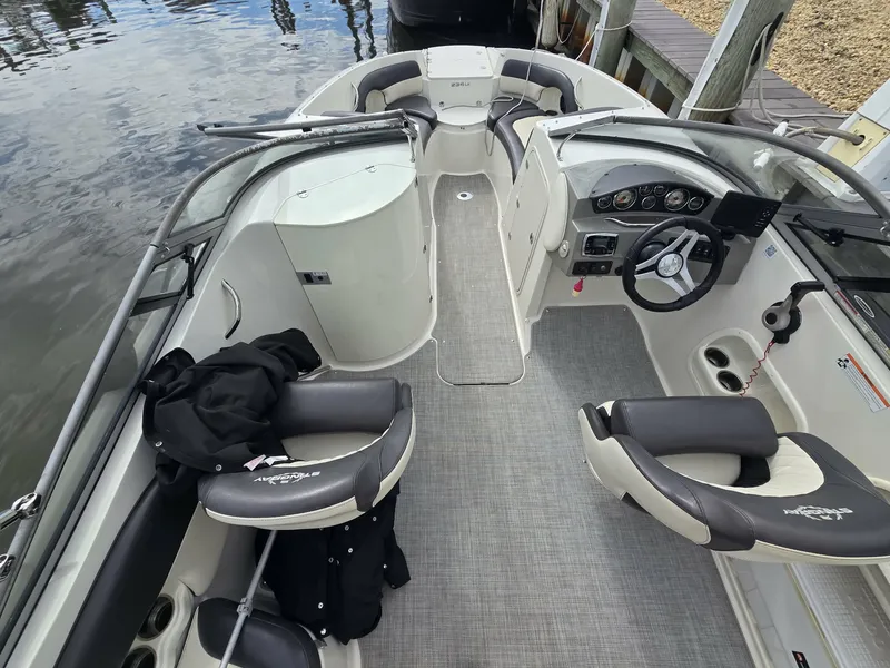 Slide: The Image of Stingray Boat Company 234LR 2017 - 4
