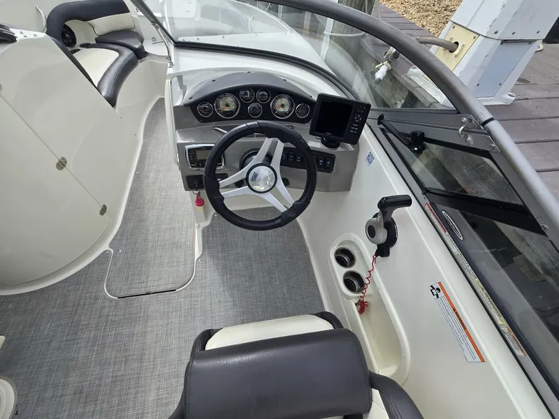 Slide: The Image of Stingray Boat Company 234LR 2017 - 8