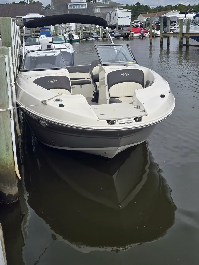 Slide: The Image of Stingray Boat Company 234LR 2017 - 11